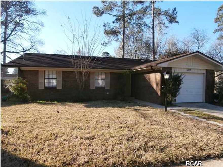 Lynn Haven, Really Nice 3br/2 ba brick home. Large screened in back porch. Extra parking for a boat. Lawn has a sprinkler system on separate meter. Extra Storage building in the back yard. Pets negotiable, dogs only and under 40 lbs. Make an appointment to see it today.