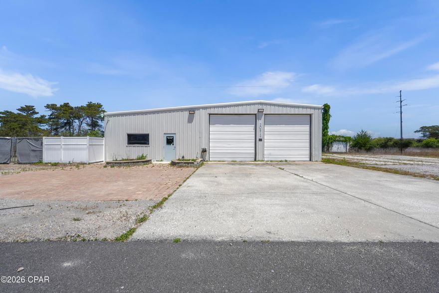 Commercial building in a prime location for rent! Call today to schedule a showing for your next business location! 

Tenant responsible for all utilities.