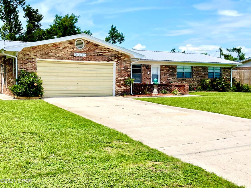 Move-in ready ranch!  This charmer is in wonderful shape and clean as a whistle.  Very well-maintained and features updated lighting, wood-burning fireplace, screened-in porch and a new metal roof.  It is situated on a 3/4 acre lot near shopping, good schools and only a 10 minute drive to TAFB.  All measurements are approximate.  Please measure yourself if important.