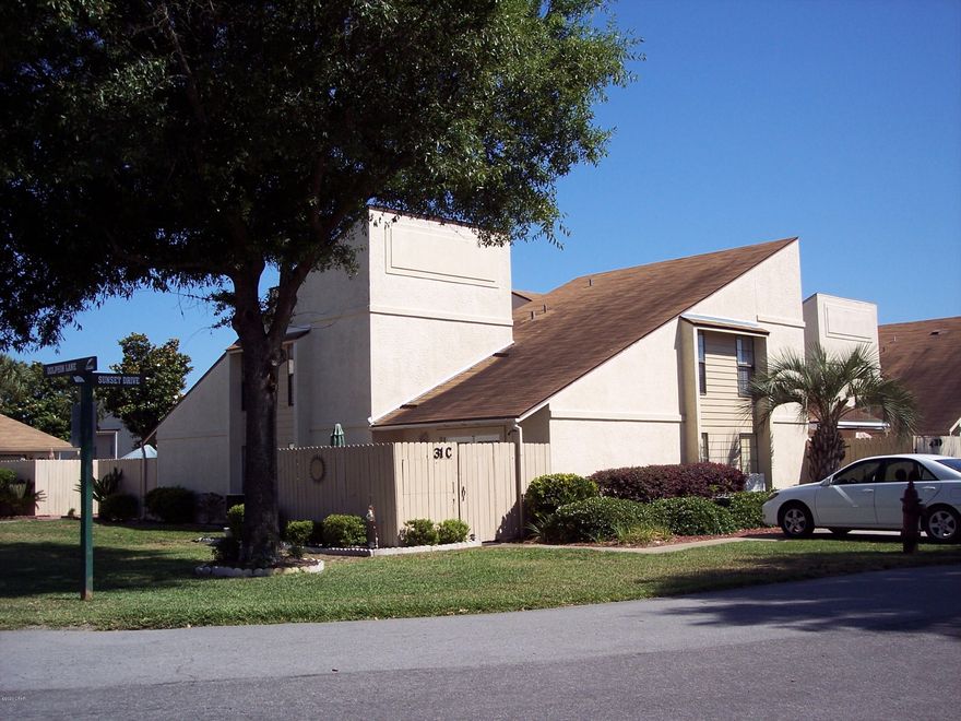 CURRENTLY UNDER CONTRACT, SELLER ACCEPTING BACKUP OFFERS.  Great Horizon South condo for someone looking to fix one up for themselves.  Great deal for that special beach condo.  You can drive right up to the door and quickly unload.  Get to one of the many pools or right across the road to the beach right away. Better hurry!