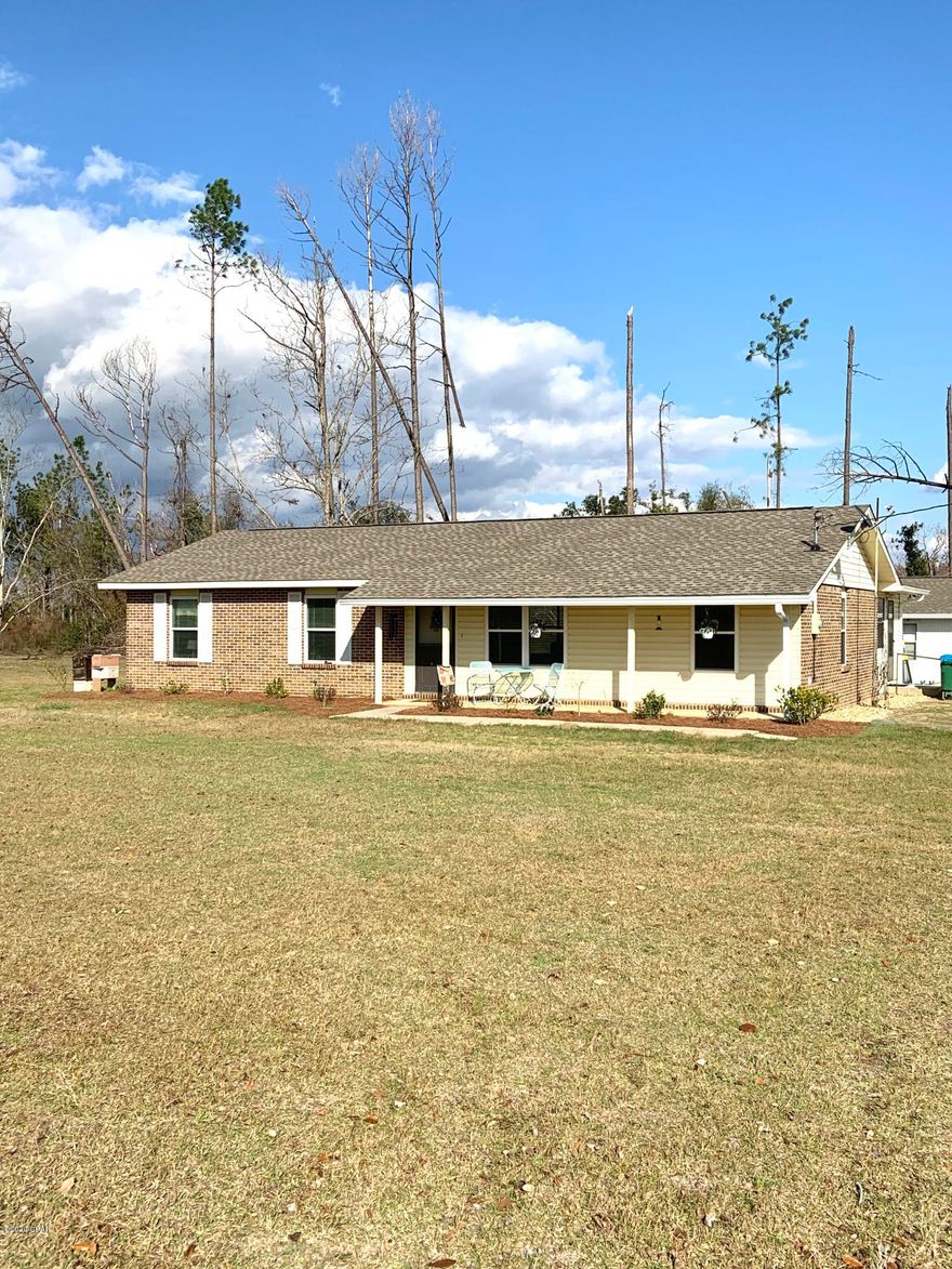 NICE HOME IN THE COUNTRY THAT'S MOVE IN READY! THIS 3 BEDROOM 1.5 BATH HOME HAS A LARGE DINNING ROOM AND BONUS ROOM THAT OFFER MANY OPTIONS!  NEW ROOF IN 2018 ON HOME AND WORK SHOP! NEW BARN 24X36 BARN IN 2019! HOME IS JUST MINUTES FROM TOWN ON A PAVED ROAD AND APPROXIMATELY 1HR TO TALLAHASSEE AND PANAMA CITY!