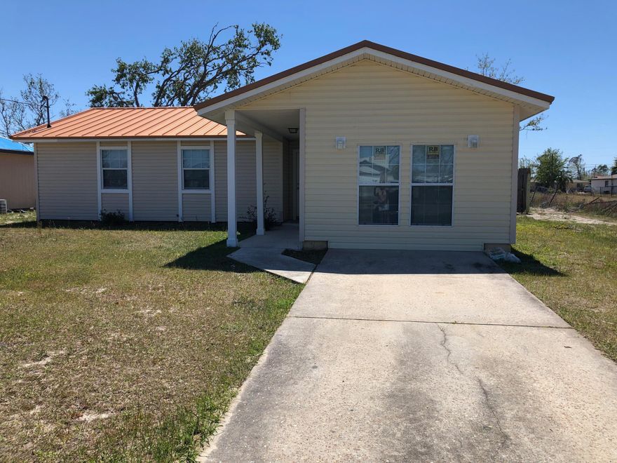 This cozy 3 bedroom, 2 bath home is ready for your family!  The home has a metal roof which is 3 years old, and the interior has been freshly painted.  The kitchen has stainless steel appliances  and granite counter tops.   There is a large family room which could also be used as a large master bedroom is so desired. The flooring throughout the house is tile.  French doors lead out to the privacy fenced back yard.  The exterior is vinyl siding for easy maintenance.  Make your appointment today to see this wonderful home!

All measurements are approximate, measure if important.