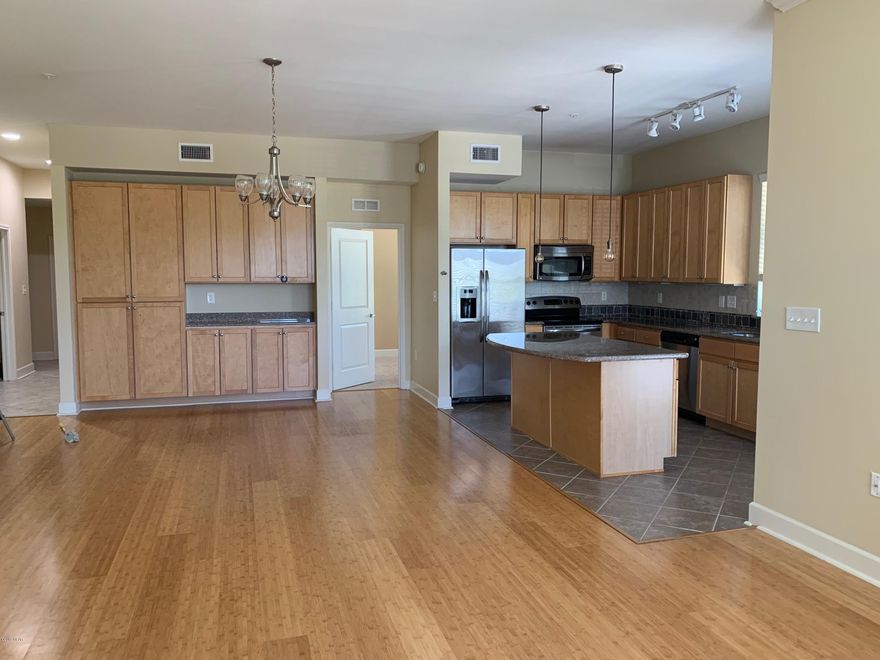 3 bedroom, 2.5 bath condo located in Island Reserve. Island Reserve has resort style pool, half court basketball court, fitness facility. Please contact for more information and showings.