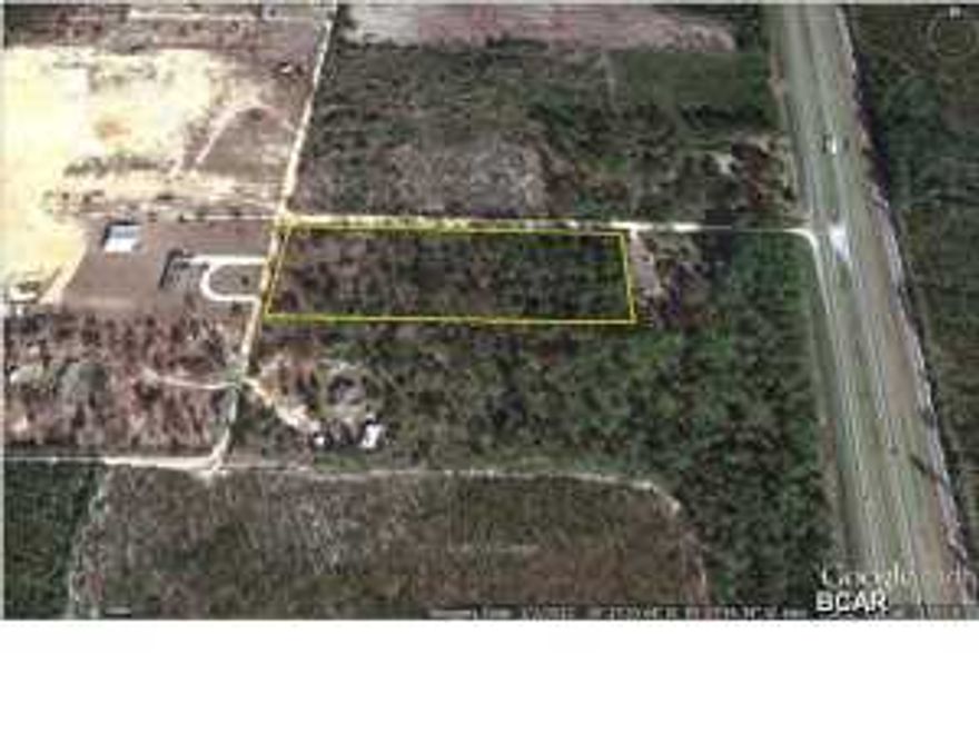 This 4.8 acre parcel is conveniently located north of Panama City with close proximately to Highway 231. This would make a great home site for someone looking for the peace and quiet of country living without being too far from town.
