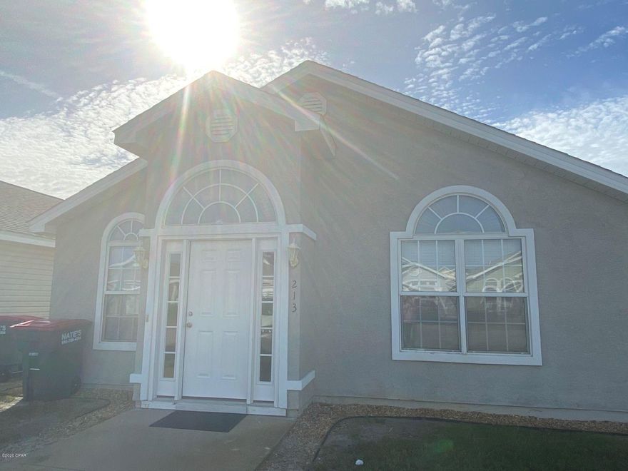 3 bedroom and 2 bath home in Palm Cove on Panama City Beach. Close to Pier Park, Shipwreck Island and walking distance to the beach. The kitchen is open to the living room with laminate hardwood floors and vaulted ceiling. Stainless steel appliances. Community pool, kiddie pool, and playground.



*Trash service and lawn maintenance included*



*No Pets*