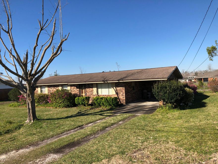 WELL BUILT 3 BEDROOM 2 BATH BRICK HOME IN A GREAT NEIGHBORHOOD. MINIMAL HURRICANE DAMAGE, ALL OF WHICH HAS BEEN REPAIRED. HOME FEATURES LARGE GREATROOM FOR FAMILY OR ENTERTAINING. GREAT YARD FOR THE KIDS. THIS HOME IS LIVE-IN READY, AND YOU CAN RENOVATE AT YOUR CONVENIENCE. MAKE AN APPOINTMENT TODAY.