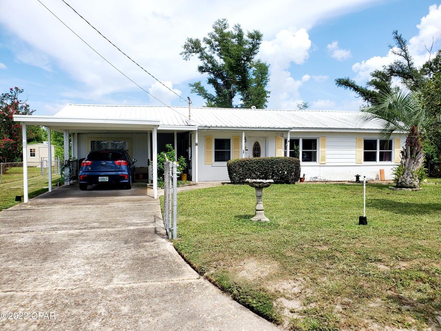 Talk about a Deal. 4 bedroom house with so much potential. Huge backyard and work shops to top it off. This wonderful home has a sitting room and Florida room for extra living. There is also an utility room that could be possibly turned into another bathroom. Like I said, this wont last long. Such a great opportunity for a big family. Come check it out for yourself !!!!!

Close to shops, restaurants, boat landings, and so much more.