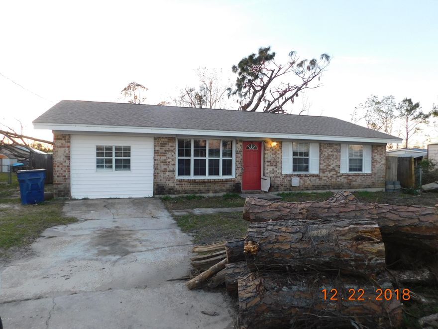 This is a 3 bedroom 2 bath home. Large living room with laminate flooring, laundry room leading out to the back yard as well as a large florida room leading out to the back yard. New roof was installed 12/2018 . Master bedroom has private bath. Call today to schedule an appt. No offered will be considered until property is on the market for 20 days. 1/19/2019.