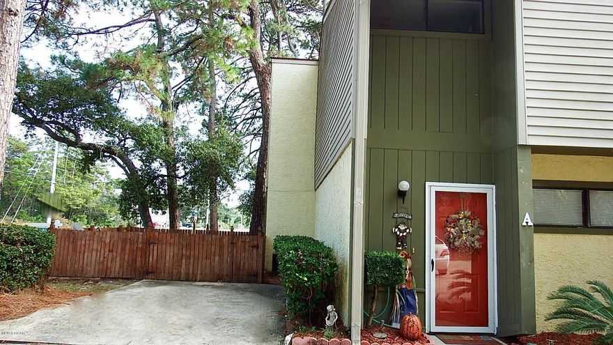 Great 2bedroom 2.5baths condominium on North Lagoon.  It is an end unit with a balcony from the master bedroom, and a private court yard out on the front of the living room.