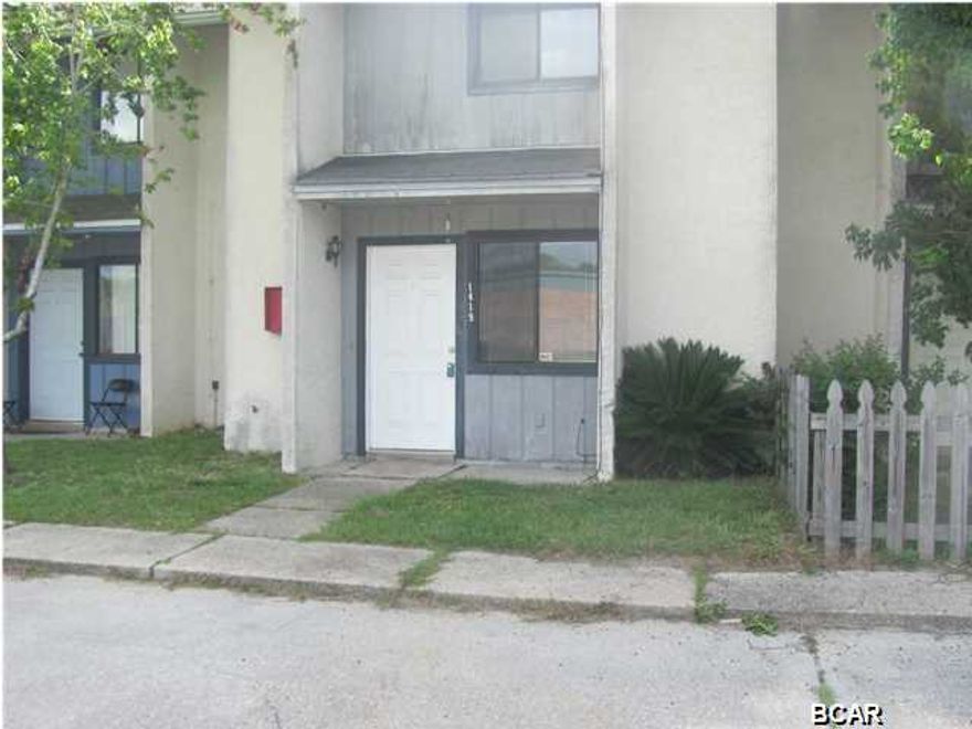 2 STORY TOWN HOME, 2 BEDROOM, 1.5 BATH, BRAND NEW COOKTOP STOP AND PRIVACY FENCED BACKYARD. CLOSE TO SCHOOLS, SHOPPING AND TAFB.