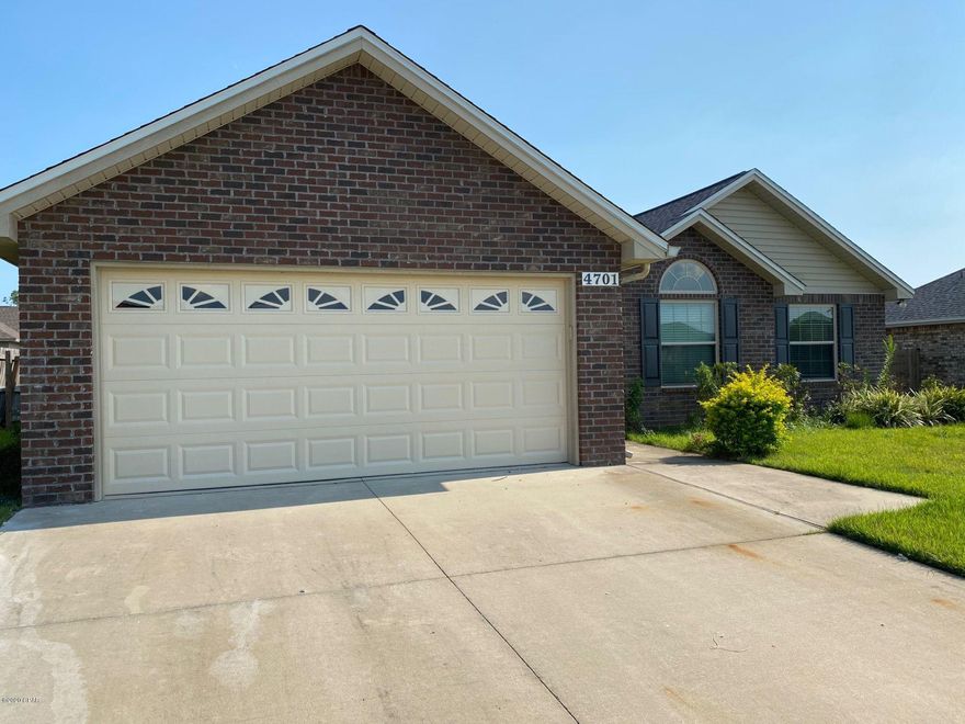 Single family home with walk in closet, stainless steel appliances, laundry room, electric fireplace, screened in patio, 1 car garage, and sprinkler system.



1/2 off deposit for military!