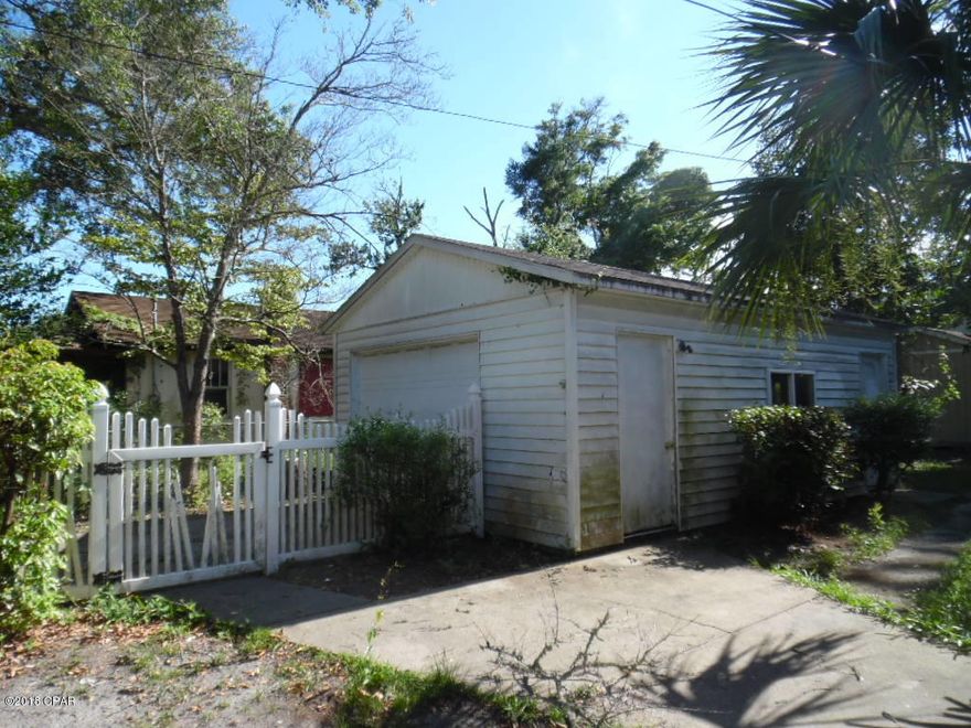 This 2/2 has plenty of potential and with some TLC will be the perfect first home or rental. Close to shopping, schools and Tyndall AFB.