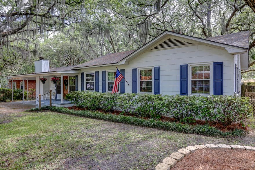 Wonderful 3/2 home in the Cove which is rich with charm and tradition.  Home

is situated on a nice lot with towering oak trees gently draped with Spanish moss providing welcome shade. Home offers hardwood and tile flooring, fireplace, nice lighting package, updated bathrooms, split floor plan, freshly painted interior, tankless water heater, A/C replaced 6 years ago, house is under a termite bond, and much more. Completely remodeled kitchen, new stacked cabinets, solid surface counters, tile back splash, stainless appliances with plenty counter space.  All bedrooms are very spacious with nice size closets. Home has it all and is in move in condition and it's centrally located to Downtown Historical Distict, minutes from a great public boat ramp, shopping, hospitals, great dining and home. All ages,sizes including sq. are approx. measure if important.