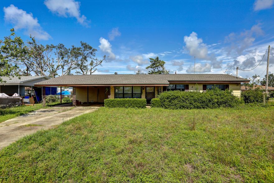 CURRENTLY UNDER CONTRACT, SELLER ACCEPTING BACKUP OFFERS

Selling AS IS. NEW ROOF! NEW A/C!! Great fixer upper on over half an acre lot! Close to Lake Martin. This home is a blank slate with its split floor plan, large kitchen and separate dining and living room. 



All sizes are approximate and should be verified.