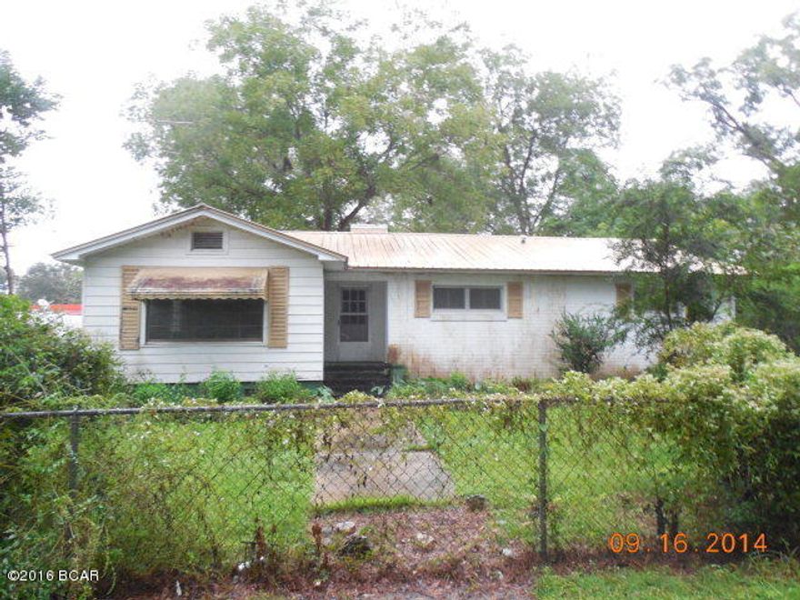 Large Family home! 3 Bedroom 2 Bath with 1735 Sq ft in Chipley City Limits! Corner lot with chain link fence. Home needs work but could be the perfect for you! Large Living room and Den. Call today for your personal showing!