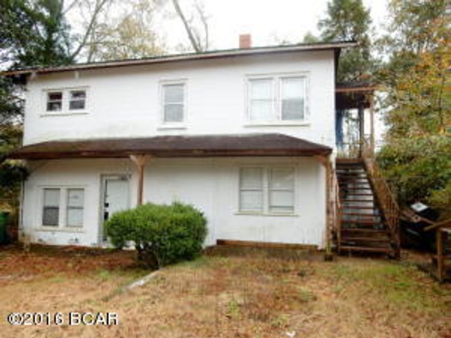 *GREAT INVESTMENT OPPORTUNITY*. THIS MULTI-STORY OFFICE BUILDING IS LOCATED IN THE HEART OF BONIFAY AND PRICED TO SELL. PROPERTY IS DESIGNED FOR 2 SEPERATE OFFICES BUT COULD BE USED AS INCOME PRODUCING REAL ESTATE OR POTENTIALLY A LAND-USE CHANGE WOULD BE AN IDEAL DUPLEX. PROPERTY DOES APPEAR TO NEED A NEW ROOF AND REPAIRS TO THE INSIDE.