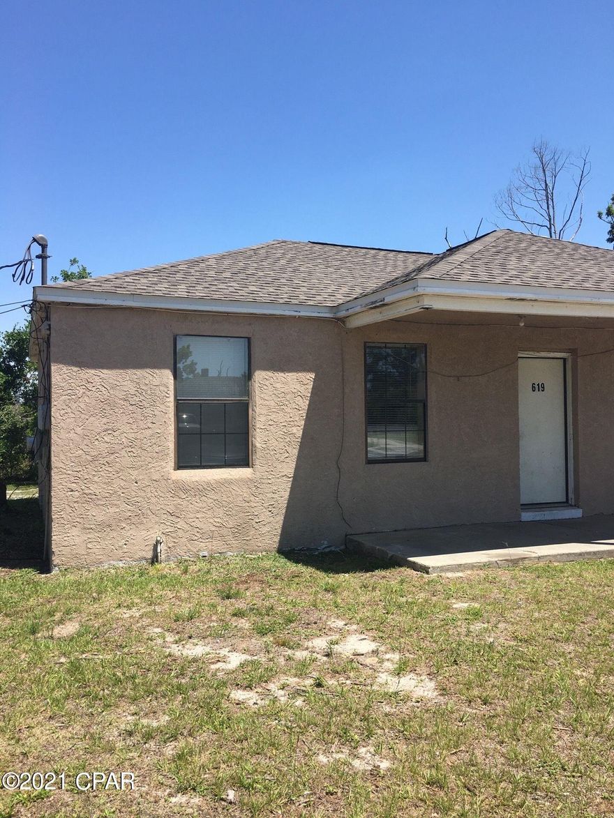 This duplex offers 2 Bedrooms and 1 Bath, located near downtown Panama City. No washer/dryer hookup. Lawn Service Included.



*No Pets*