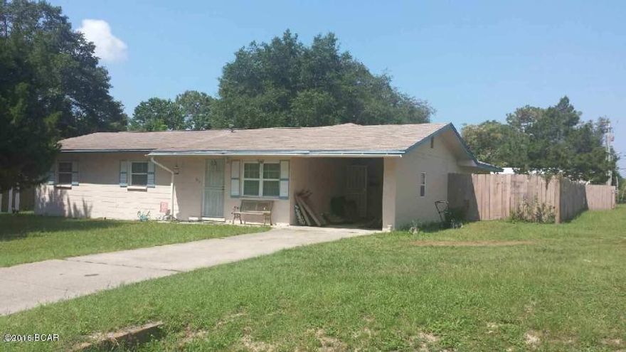Large Family room,workshop/Garage 20X32 Deck, well & automatic sprinklers. Close to Tyndall Air Force Base.