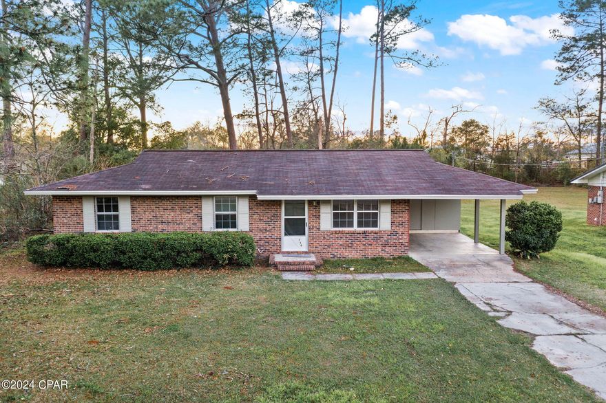 Right in the heart of Chipley this home is looking for a new owner.  New paint has you ready to move on in, spacious yard with outbuilding allows for extra storage.  Very convenient to all that you need.  Call today to make your appointment to view.