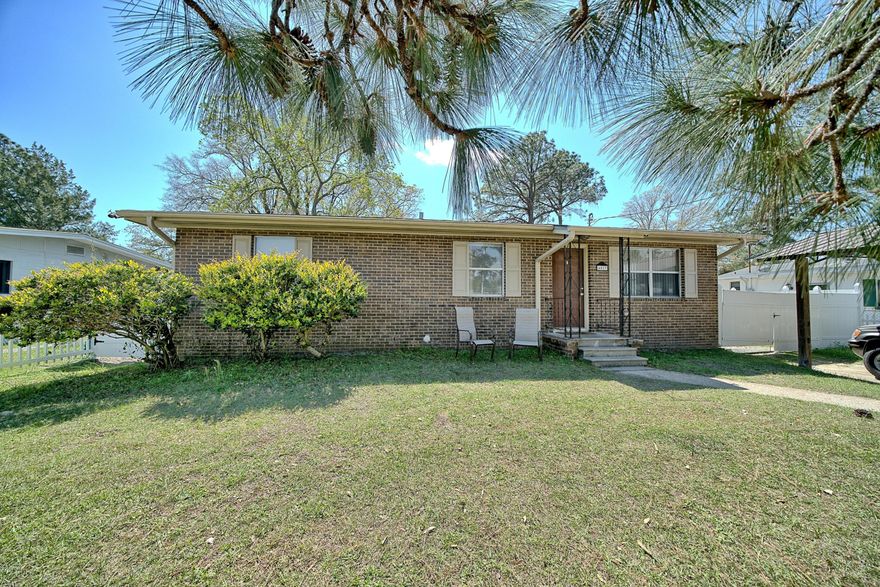 Great refurbished house in town in a great neighborhood.  Its close to the main area of the city, e.g. Gulf Coast Community College, FSU, Panama City Beach and 23rd Street.  New floor!  All measurement are approximate, please review to verify.