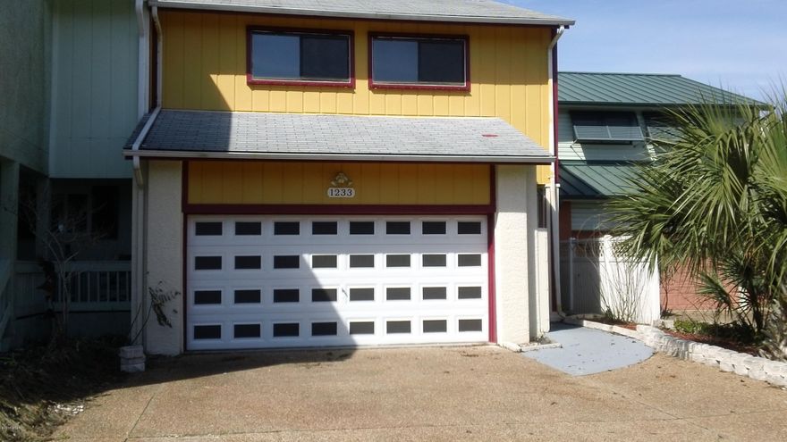 3 bedroom 2.5 bath townhouse in Panama City with a sun room and patio right on the water. This home also features a double garage and dock. All property sizes and ages are approximate, please measure and/or verify if important. Owner will allow cats. No dogs.

School assignments are subject to change, please check with Bay County for most accurate information.

Deposit is the same as the rent.