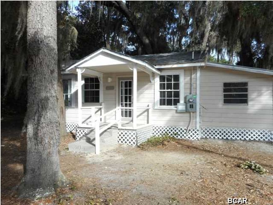 NEWLY RENOVATED!!!!Cute 2 bedroom 1 bath cottage. Wood flooring, wainscoting, freshly painted, new appliances. Close to the Bay. (10% off for active duty or retired military)