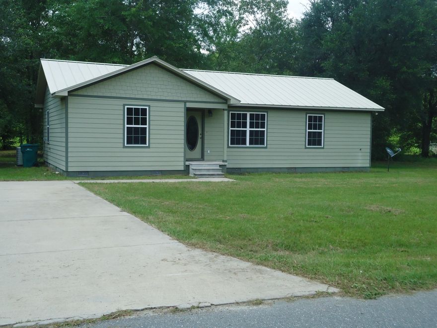 This is a 3/2 adorable home that has a  country setting. It is the perfect size for a retired couple or a 1st time home buyer.  It was built to be energy efficient with 26 gauge standing seam roof, vinyl insulated Low-E glass windows, fiberglass doors and spray insulation. It sits on a 100 x 150 lot.