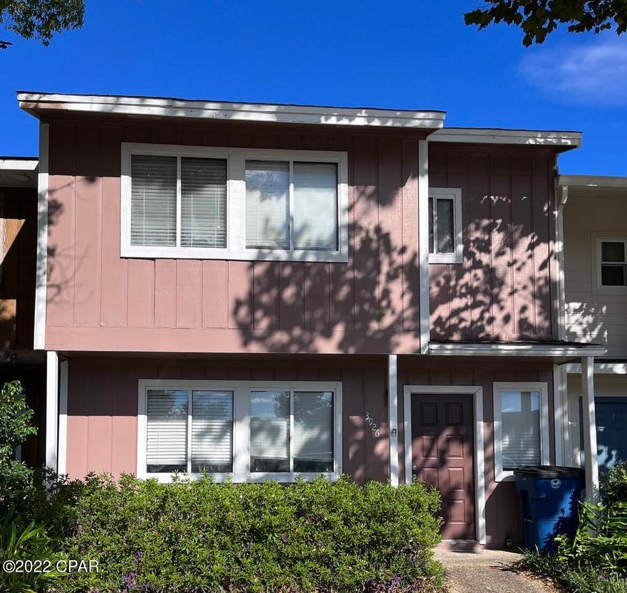 3 bedroom 2.5 bath town home conveniently in Venetian village. Only minutes to downtown shopping, TAFB , Navy Base and BEACH!