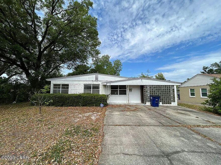 Fixer upper, Fix n flip, investor special. Come see this 3/1 1100+ sq ft house in St. Andrews! highest and best offer please. Needs Interior/ exterior paint, flooring, ceiling repairs etc. buyer to verify all info. Non assignable and use sellers contract.