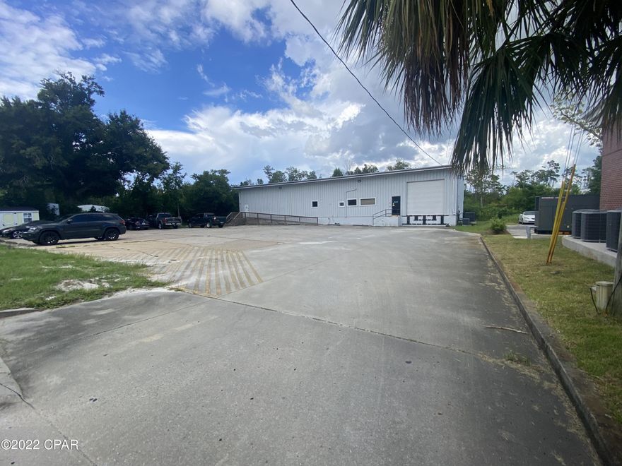 CLIMATE CONTROL WAREHOUSE with DOCK HIGH LOADING Located directly on Hwy 77.  6,000 Sq Ft climate control warehouse with 800 sq ft of office.  Dock High loading, 14 x 14 foot Roll up door. Features a Large reception area (20 x 15), Private office (10x 12), Storage Area (11x 7) . 20 tons- Five units, Ceiling Heights 16-foot eves, LED Lighting, three phase electric, Handicap entrance, 8 parking spaces. NNN ($2.45)