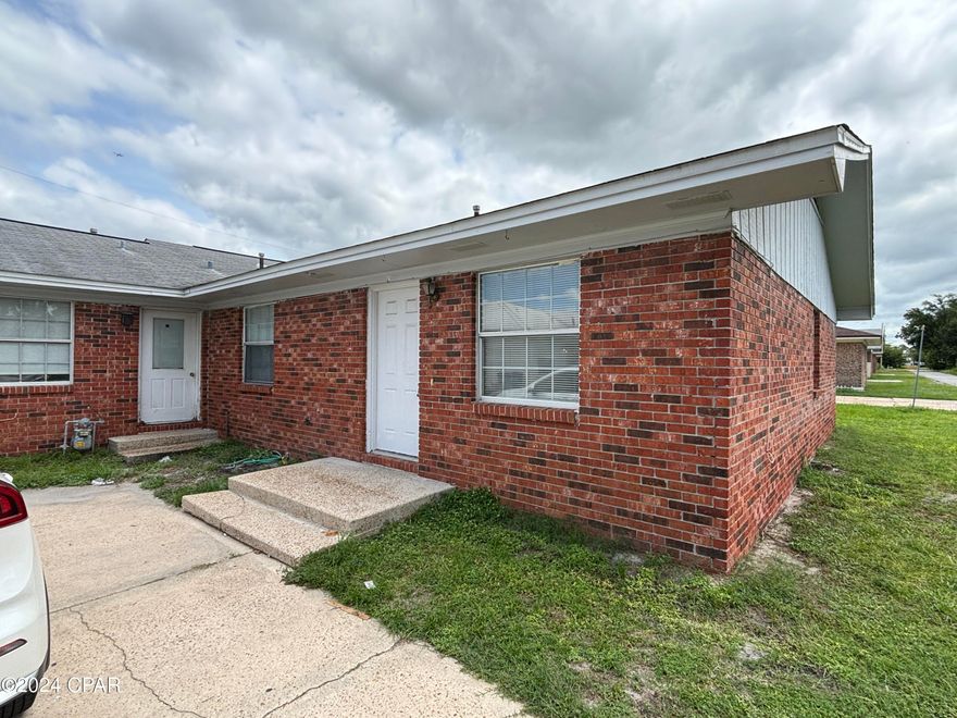 This 2 bedroom 1 bath apartment has recently been updated,painted, new appliances including a dishwasher, new flooring. bedrooms are roomy. Shopping is just a short distance away. Convenient to Beach or Town. Inside the apartment, you'll find a welcoming atmosphere with ample natural light flowing through the windows, Contact us today