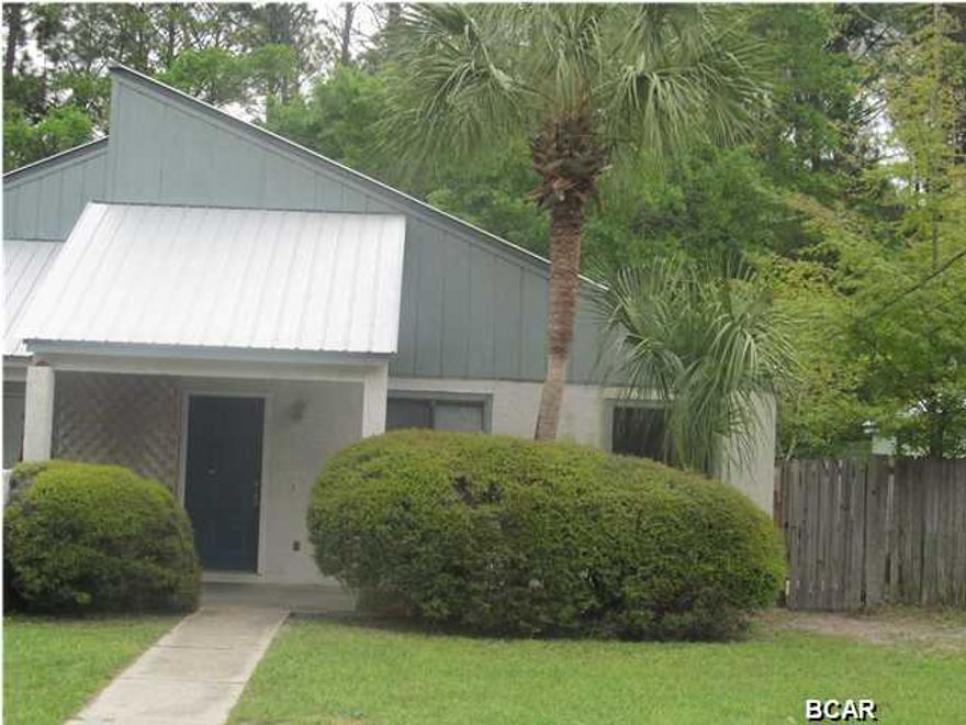 LYNN HAVEN, 3 BEDROOM,1.5 BATH DUPLEX, CENTRALLY LOCATED, NEW PAINT, FENCED BACK YARD.