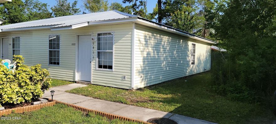 This triplex offers 2 Bedrooms and 2 Bath. Equipped with a washer/dryer connection centrally located to the beach, shopping, dining and entertainment!

*No pets*