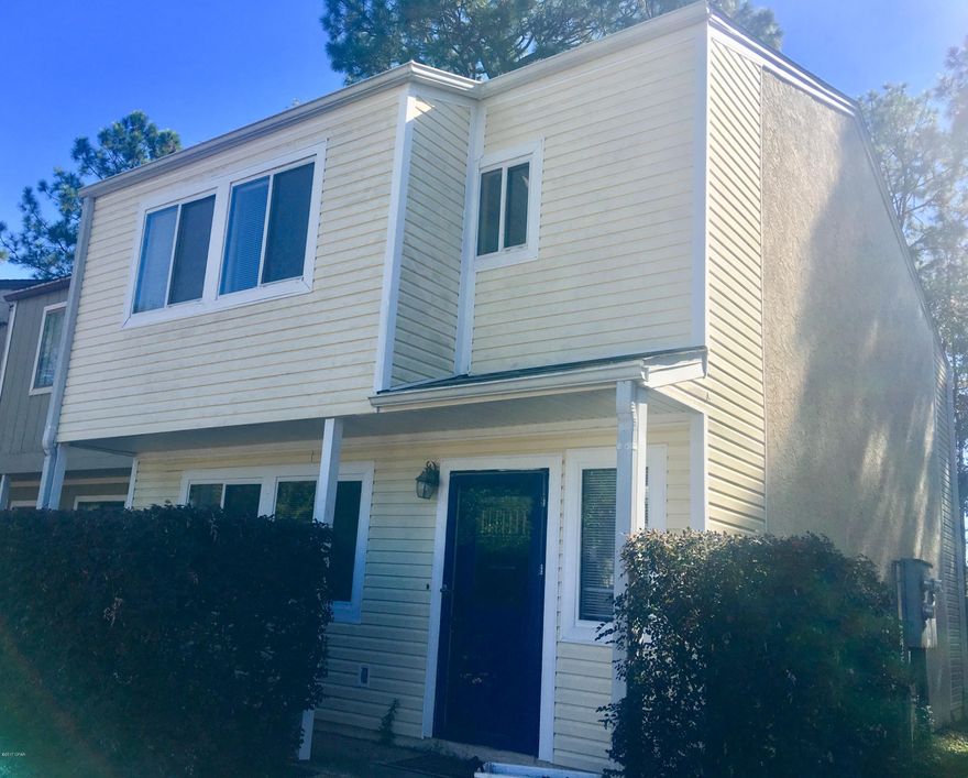 Beautiful and spacious 3 bed 2.5 bath townhome located in Venetian Villa! This home has many upgrades and is conveniently located to beaches, shopping, restaurants and schools. Don't miss this opportunity!!
