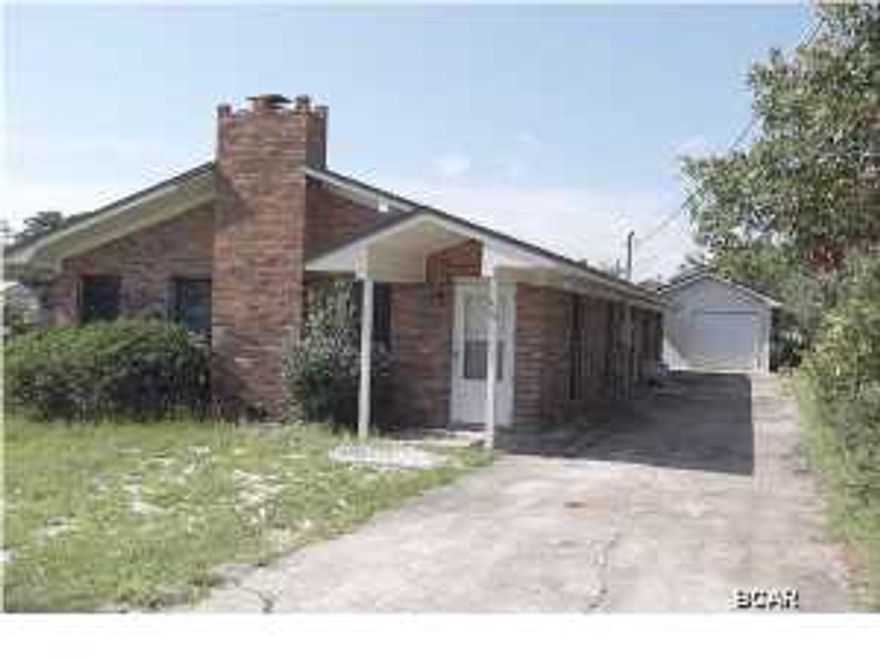 Very large home with open floor plan, fireplace, breakfast bar, cathedral ceiling, separate laundry room, 1-car garage, extra parking, and located near Pinnacle Port.