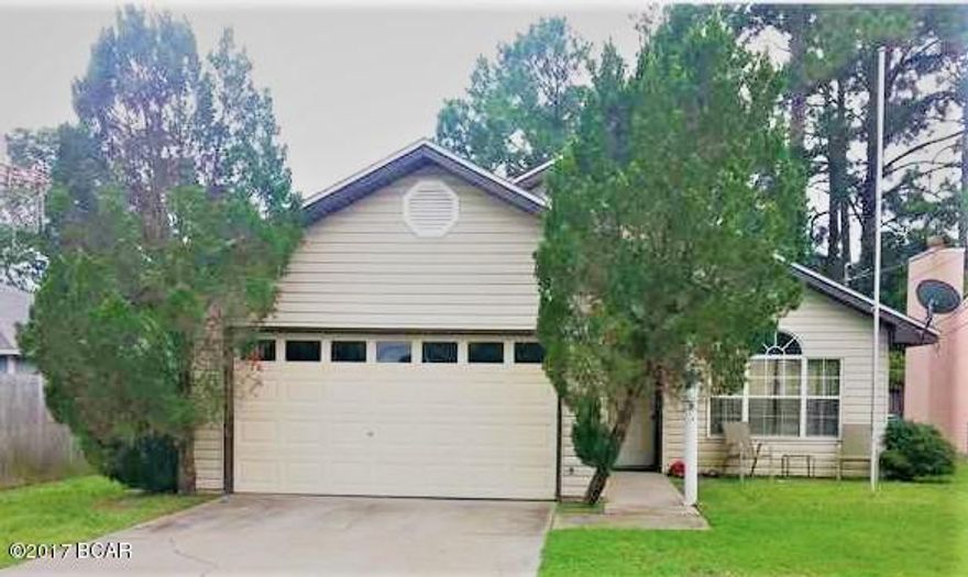 Great home close to Tyndall Air Force Base located on a cul-de-sac. Home features high cathedral ceilings, tile floors in both the living and dining areas. Lots of natural light throughout the home with a large partially fenced yard. 



**GAS furnace and hot water heater**