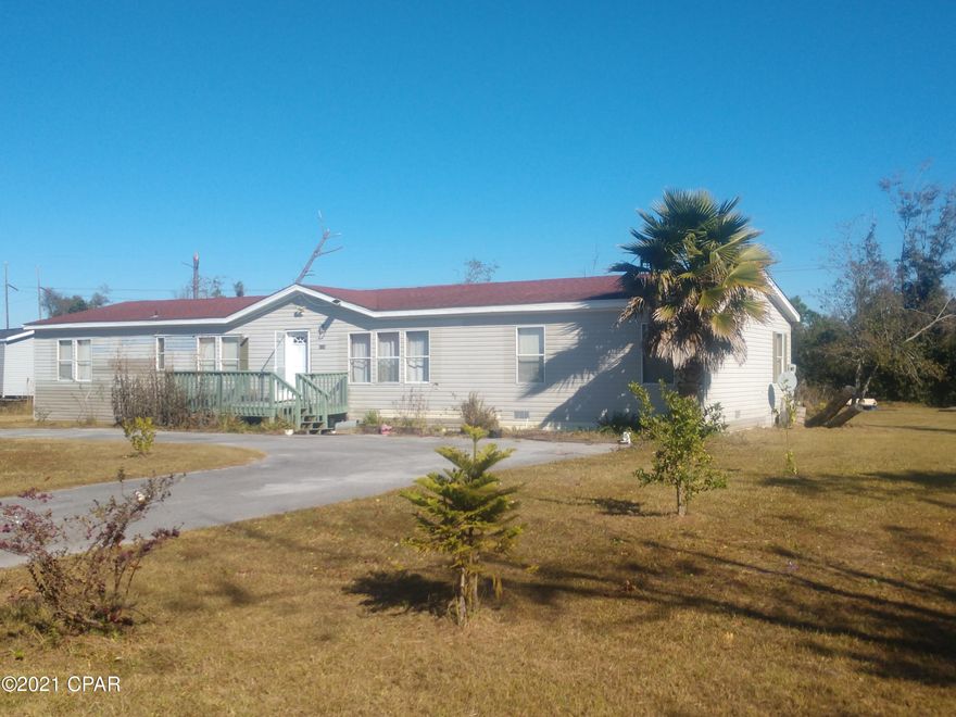 2 LOTS--Very spacious home that sits on a well maintained  double lots.   AC was replaced  after huricane Michael.



4bedrooms 2baths, 2 living area.  Large bath tub in Master bedroom,  rain soft water built in entertainment   center in living area,   

Needs some tlc.