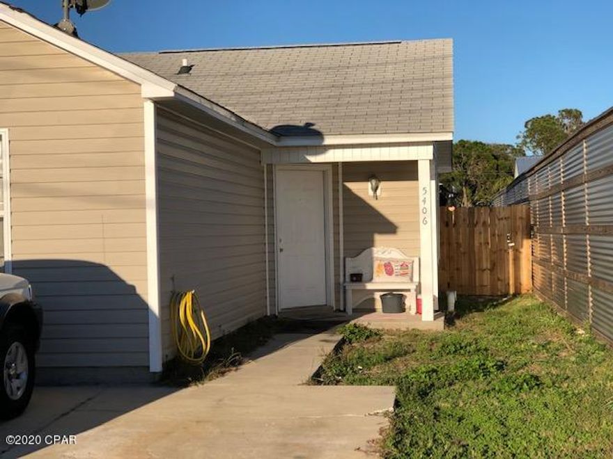 'CURRENTLY UNDER CONTRACT, SELLER ACCEPTING BACKUP OFFERS' 





Cute little 2  bedroom and 2 bath duplex minutes from the beautiful beaches of Panama City. Good for a rental and for a vacation retreat.   Other side of duplex is not for sale at this time but can be purchased later.