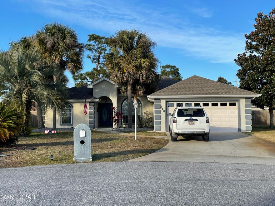 CURRENTLY UNDER CONTRACT, SELLER ACCEPTING BACKUP OFFERS! Great home with a large in-ground heated pool with spa, all are screened in! Kitchen has granite counter tops with stainless appliances, also comes with washer and dryer. Split floor plan with a wonderful Master suite that has its own en-suite with separate shower that is enclosed in glass, jacuzzi tub and double vanity. Solid wood floors in great room and main space of home, along with surround sound and a gas fireplace. Enclosed Florida room that leads to the wonderful pool and workshop with power. Lots to offer in this home, great location and wonderful subdivision! Call today to schedule for you own private viewing. (More pics to come - tenant in place currently).