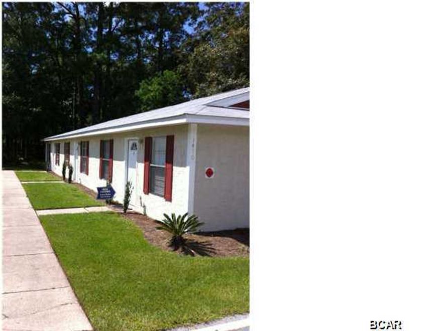 1418 B -- CONVENIENTLY LOCATED IN THE HEART OF LYNN HAVEN BETWEEN MOWAT MIDDLE SCHOOL AND LYNN HAVEN ELEMENTARY SCHOOL. ONLY TWO BLOCKS TO THE WINN DIXIE SHOPPING CENTER. CHARMING SET OF SINGLE STORY APARTMENTS, COMPLETE WITH FULL SIZED WASHER AND DRYER, DISHWASHER, 16'' TILE FLOORS,PLUSH CARPETING, 2'' CONTEMPORARY BLINDS,7 DAY PROGRAMMABLE THERMOSTAT, CENTRAL HEAT AND AIR, LOOKS GREAT! PETS NEGOTIABLE WITH A NON-REFUNDABLE $150 PER ANIMAL FEE. *SMALL DOGS UNDER 25 LBS ALLOWED*