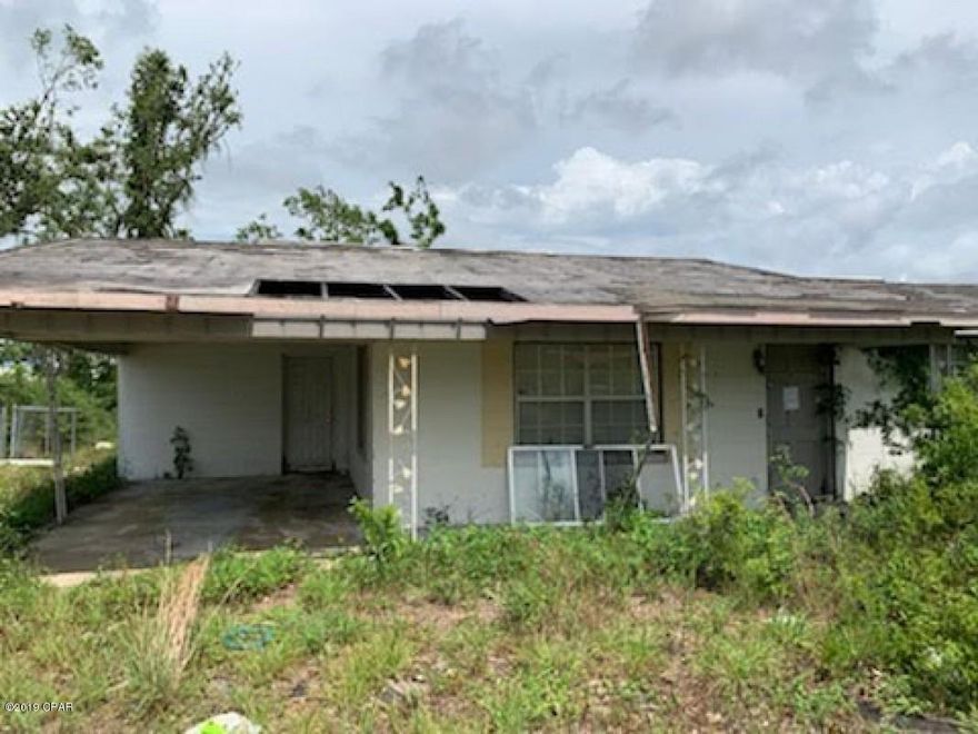Great fix and flip oppourtunity in Callaway.  There does not appear to be any structural damage in this property. The home will need new roof, and complete renovation of interior. This home has tons of potential and will not last long at this price! Home is located only a few blocks away from a public boat ramp.