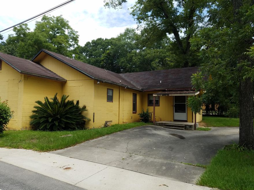 Lots of Possibilities in this 3 Bedroom 1 Bath home with 1486 sq ft.  Located in Marianna City Limits. Corner Lot.  Call today for more information