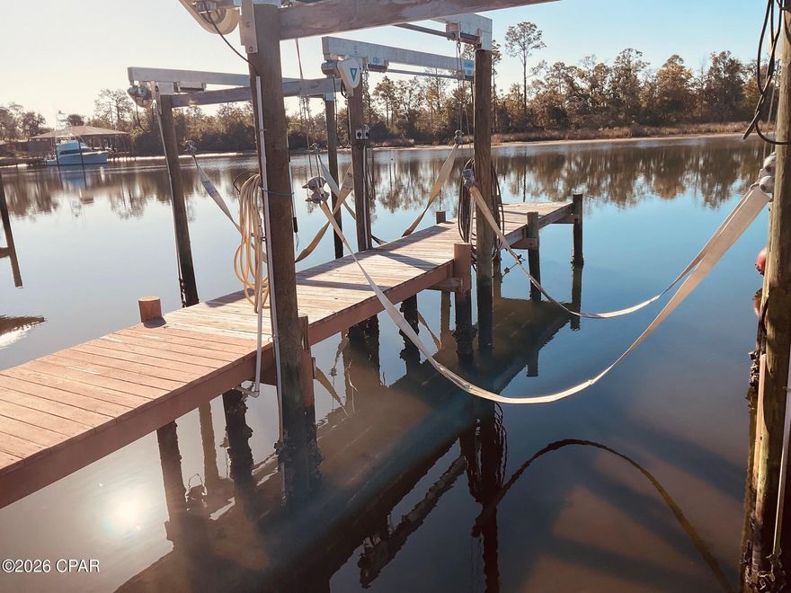 12,000lb strap boat lift.  Can accommodate up to 28' boat.  Power, water, and commercial ice flaker machine.