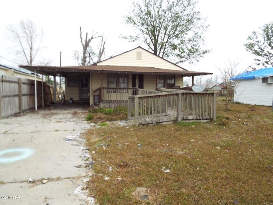 Older three bedroom one bathroom home on small lot in the City limits of Springfield needing TLC offered as is.  All sizes are approximate or taken from other sources please verify accordingly.