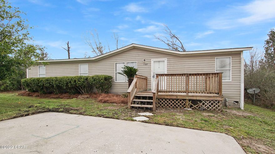 Double wide Mobile home ready for a new Family, spacious open plan, split bedroom on large lot in established neighborhood, 2 living spaces, large tub in Master, Paved road