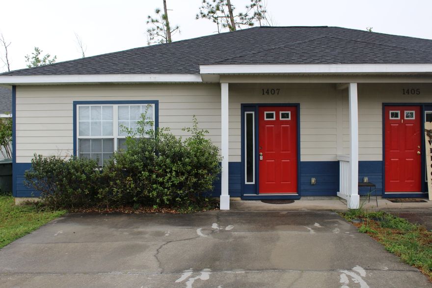 Beautiful two bedroom duplex in Lynn Haven.  High ceilings, open living plan, Washer and Dryer connections. Master bedroom has his and her's closet and ensuite. Located on cul-de-sac completely updated!