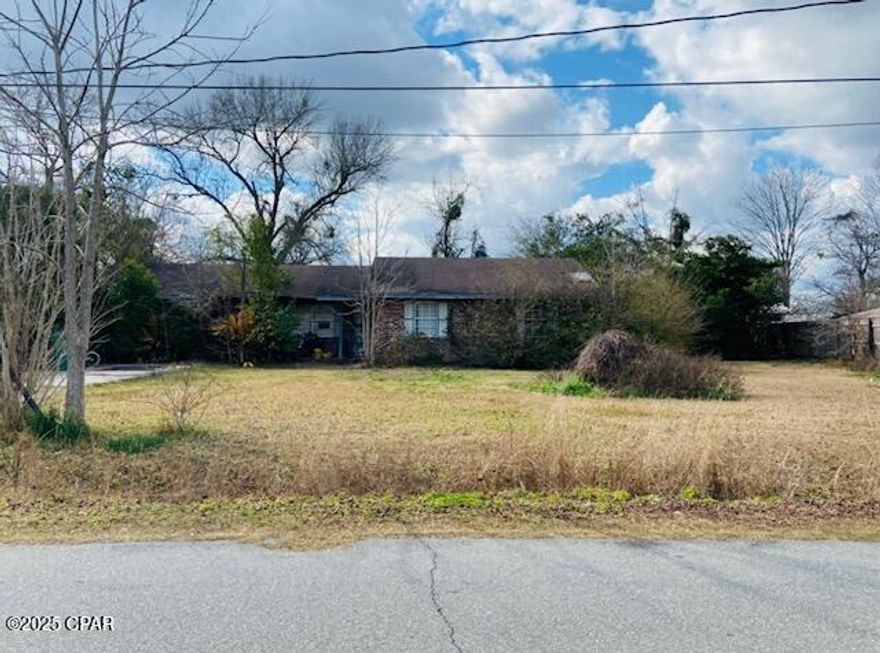 INVESTORS SPECIAL!! 3br 2ba fixer upper that is close to town, home in a nice Neiborhood just outside city limits. Power is on. Damage to roof. You must sign Hold Harmless to look at the property.