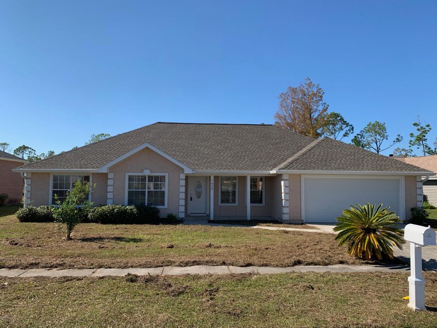 CURRENTLY UNDER CONTRACT, SELLER ACCEPTING BACKUP OFFERS Stucco finish 3/2 in Callaway Point. Features include, tile floors, rain gutters, tray ceilings, recessed lighting, two car garage