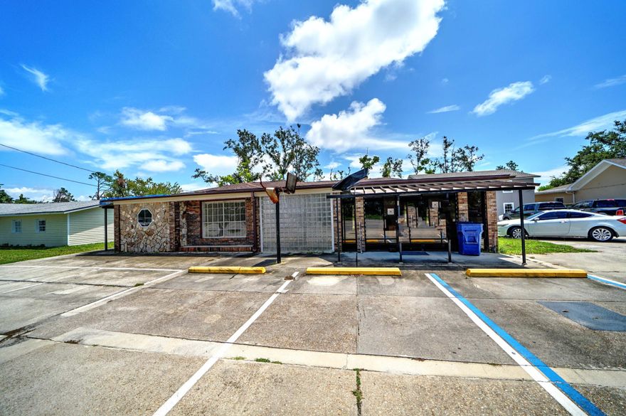 PRESENTLY UNDER CONTRACT SELLER WILL LOOK AT BACK UP OFFERS. MOTIVATED SELLER WANTS TO SEE ALL OFFERS. REDUCED PRICE FOR QUICK SALE!  OVER 3,000 SQUARE FEET OF PRIME, VALUABLE, COMMERCIAL PROPERTY ON JENKS AVE. -- ZONED MU-2 SEE ATTACHED DOC FOR ALLOWABLE USES. THIS WELL PRICED PROPERTY WILL SELL QUICKLY --SUITABLE FOR MANY USES ON A LARGE LOT. CAN EASILY BE CONVERTED TO 10 OFFICES--THERE ARE FOUR KEYED, PRIVATE ENTRANCES AND SIX BATHROOMS IN THIS BUILDING -- MAY BE VERY SUITABLE FOR A MEDICAL PRACTICE, LAW OFFICE, REAL ESTATE FIRM, ACCOUNTANTS, ENGINEERING FIRM, BEAUTY SALON, ETC. OR INCOME GENERATING OFFICE SUITE SITUATION.  -- LOTS OF POTENTIAL HERE. MAKE AN APPOINTMENT TO SEE IT BEFORE IT'S SOLD.