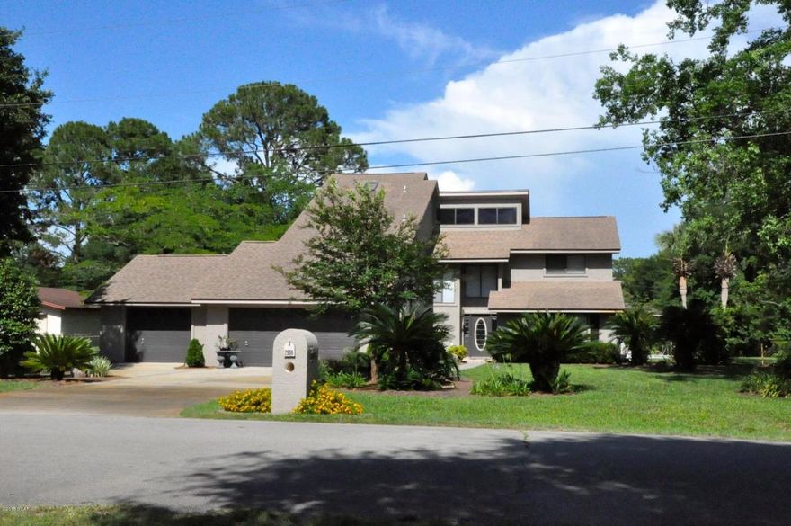 Kings Point Home on canal with boat dock/lift and pool.  4 spacious bedrooms, 3.5 bathrooms, open, immaculate and completely updated.  Living Room has hardwood floors, gas fireplace and vaulted ceilings.  Kitchen has granite countertops & stainless appliances. Formal dining room for entertaining and charming Florida Room leading to incredible outdoor space.  Two bedrooms downstairs and two (including master) upstairs with huge walk-in closets and full baths. Lots of storage, beautifully landscaped, termite bond, sprinkler system. Boat-lift can accommodate a 25 ft boat.  Please schedule a visit to see if this is the home for you!  All sizes, measurements and school zones approximate.  Buyer to confirm if important.